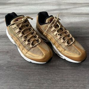 Nike Men's Gold Sneakers